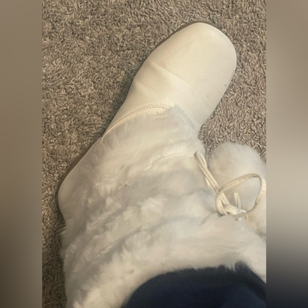 Women's White Faux-Fur Pom-Pom Winter Boots - Picture 11 of 11
